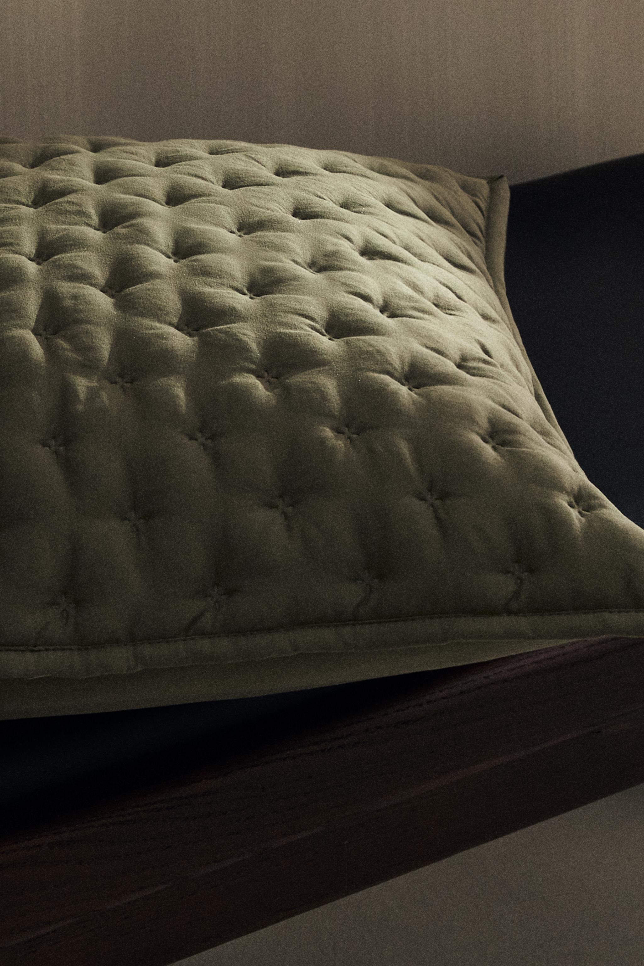 QUILT CUSHION COVER WITH QUILTED DOTS